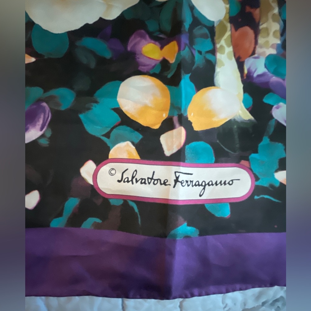 Ferragamo ICONIC 52” X 52” Colourful Giraffe Print Scarf 100% Silk - Picture 3 of 6